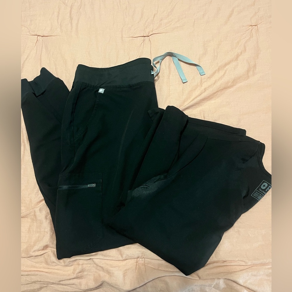 Size L figs black scrub top and jogger pants set